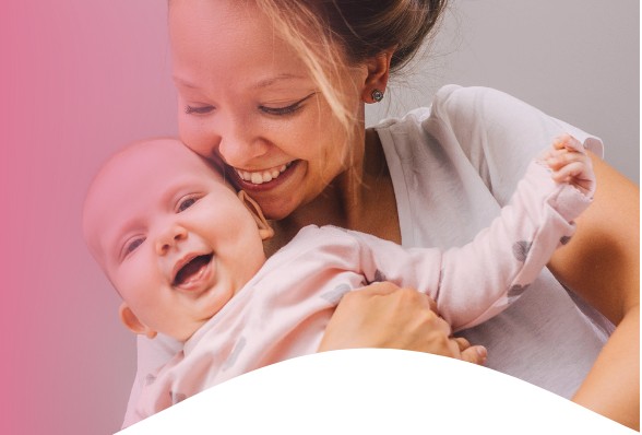 Mãe com bebê sorrindo