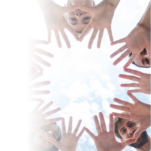 Voluntários com mãos unidas
